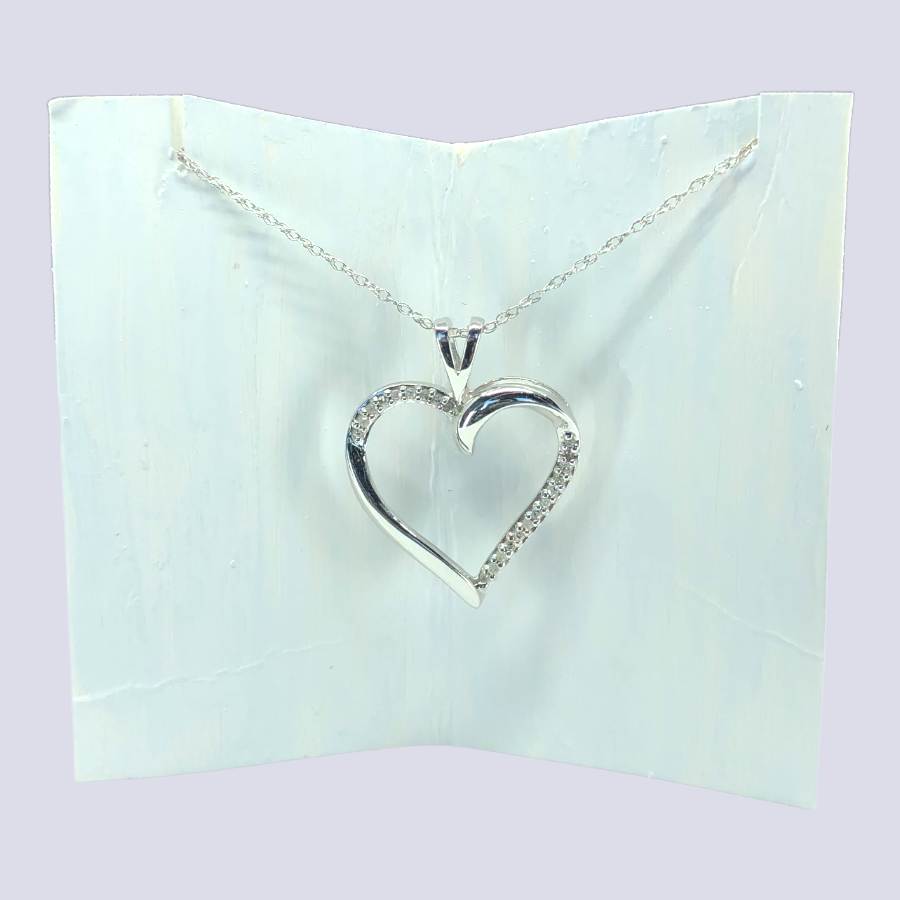 10K White Gold Heart Shape Necklace Inlaid With Diamonds