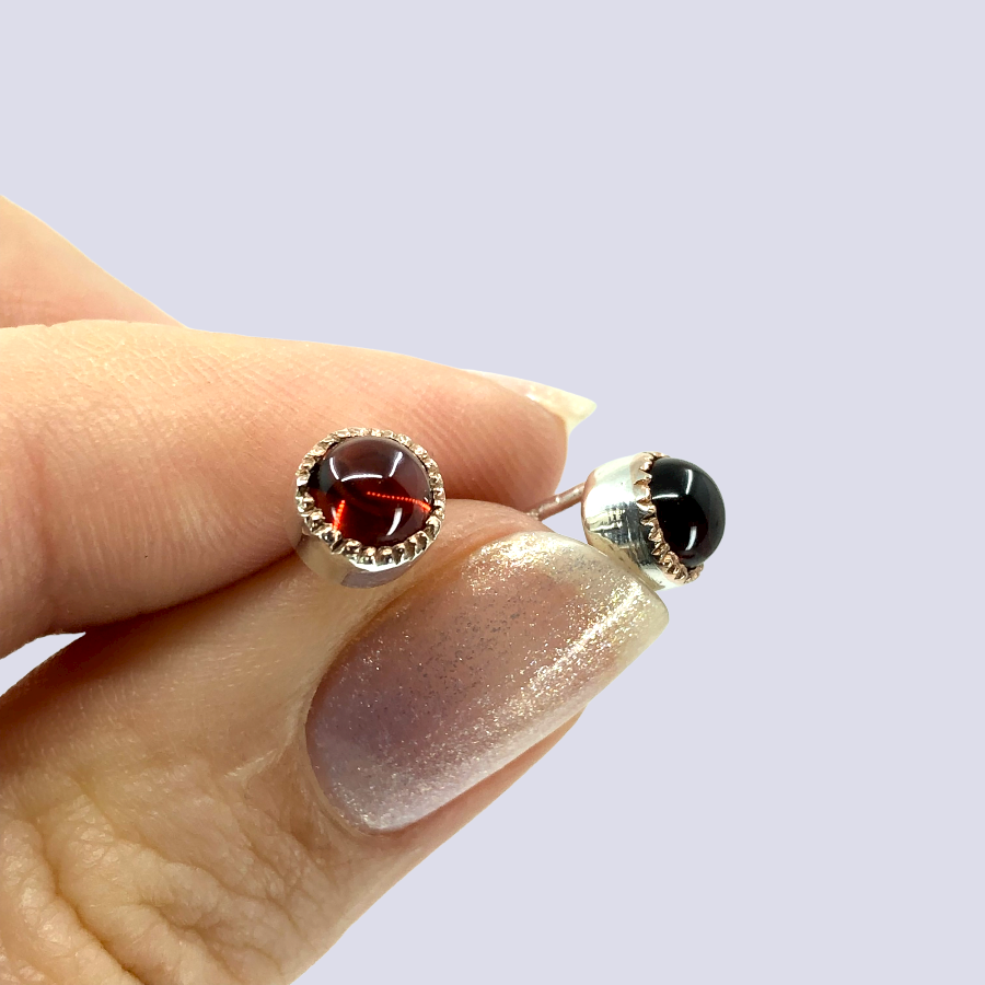 925 Silver Studs Inlaid With Garnet