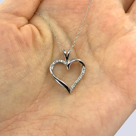 10K White Gold Heart Shape Necklace Inlaid With Diamonds