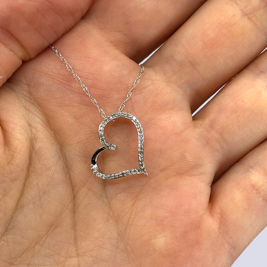 10K White Gold Heart Necklace Inlaid With Diamonds