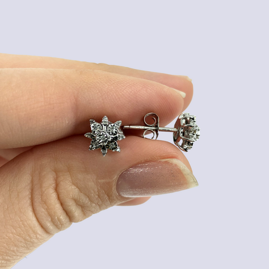 10K White Gold Stud Earrings Inlaid With Diamonds