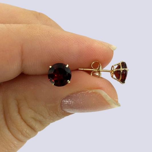 14K Yellow Gold Stud Earrings Inlaid With Garnet