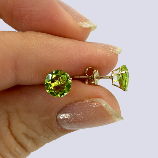 14K Yellow Gold Stud Earrings Inlaid With Peridot