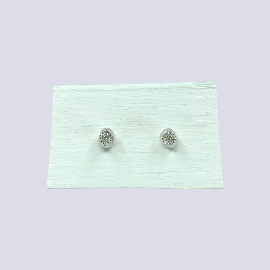 10K White Gold Stud Earrings Inlaid With Diamonds