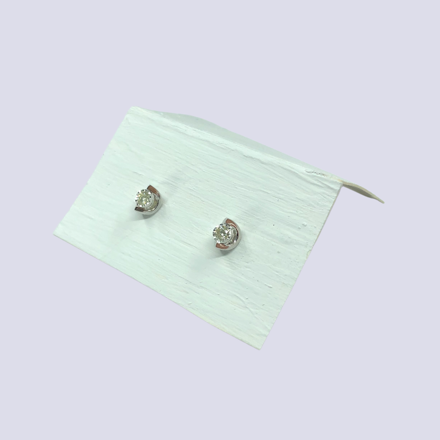 10K White Gold Stud Earrings Inlaid With Diamonds